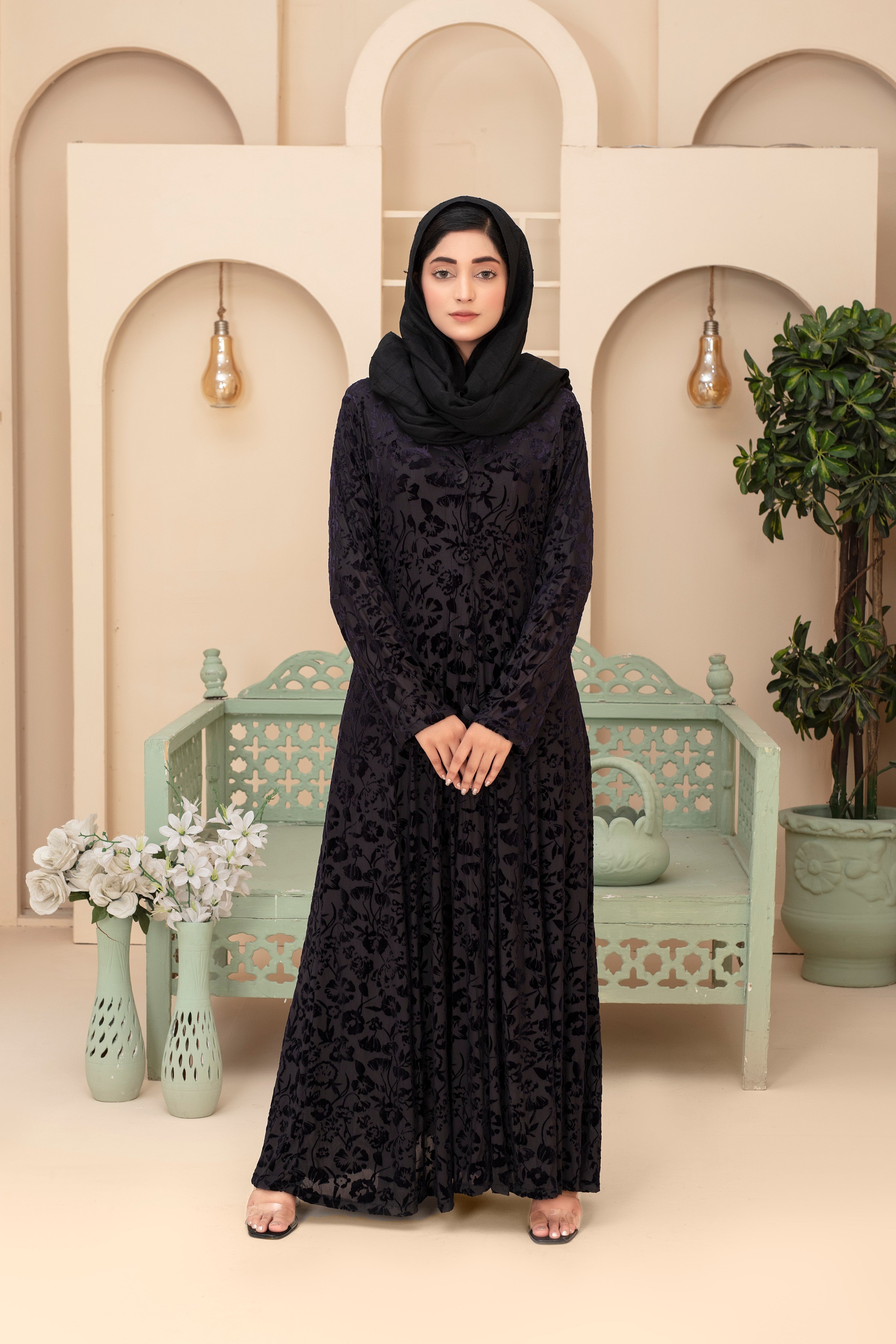 Mitternachtssamt Abaya mit Blumenprägung