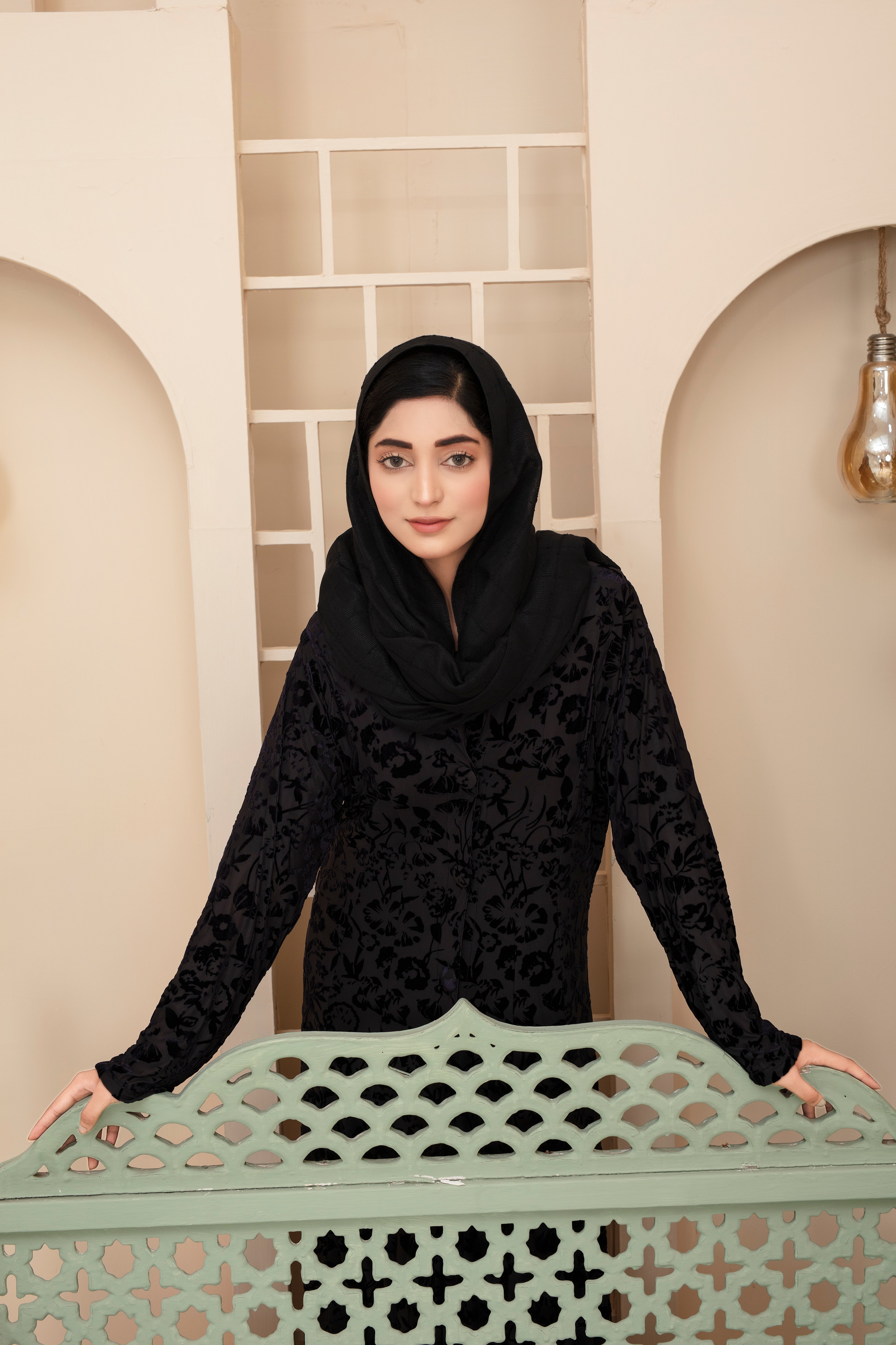 Mitternachtssamt Abaya mit Blumenprägung