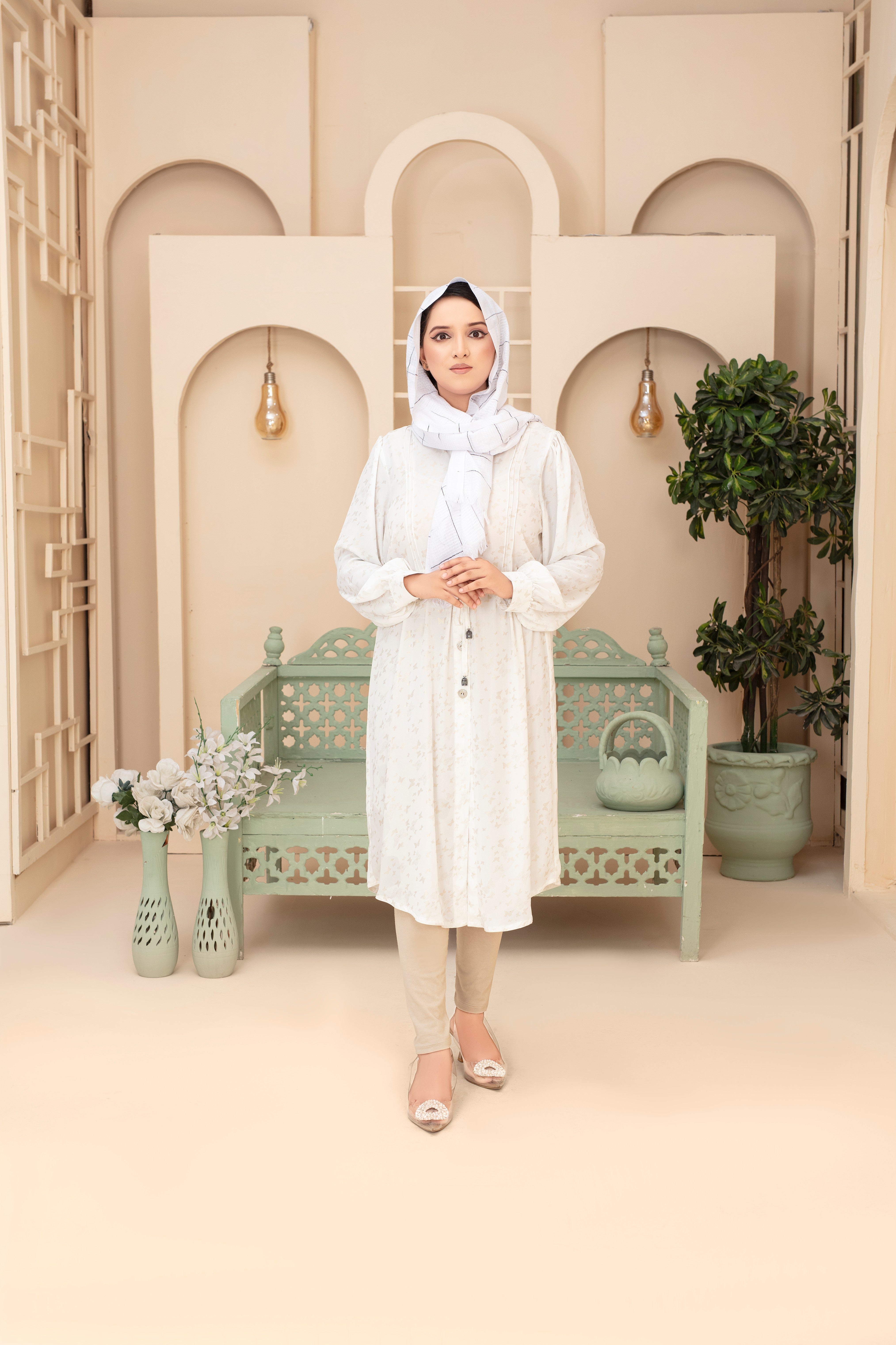 Elfenbeinfarbene Abaya mit Schmetterlingsmotiv und strukturiertem Gitter-Hidschāb