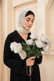 Klassische schwarze Abaya mit Knopfleiste und gemusterter Borte