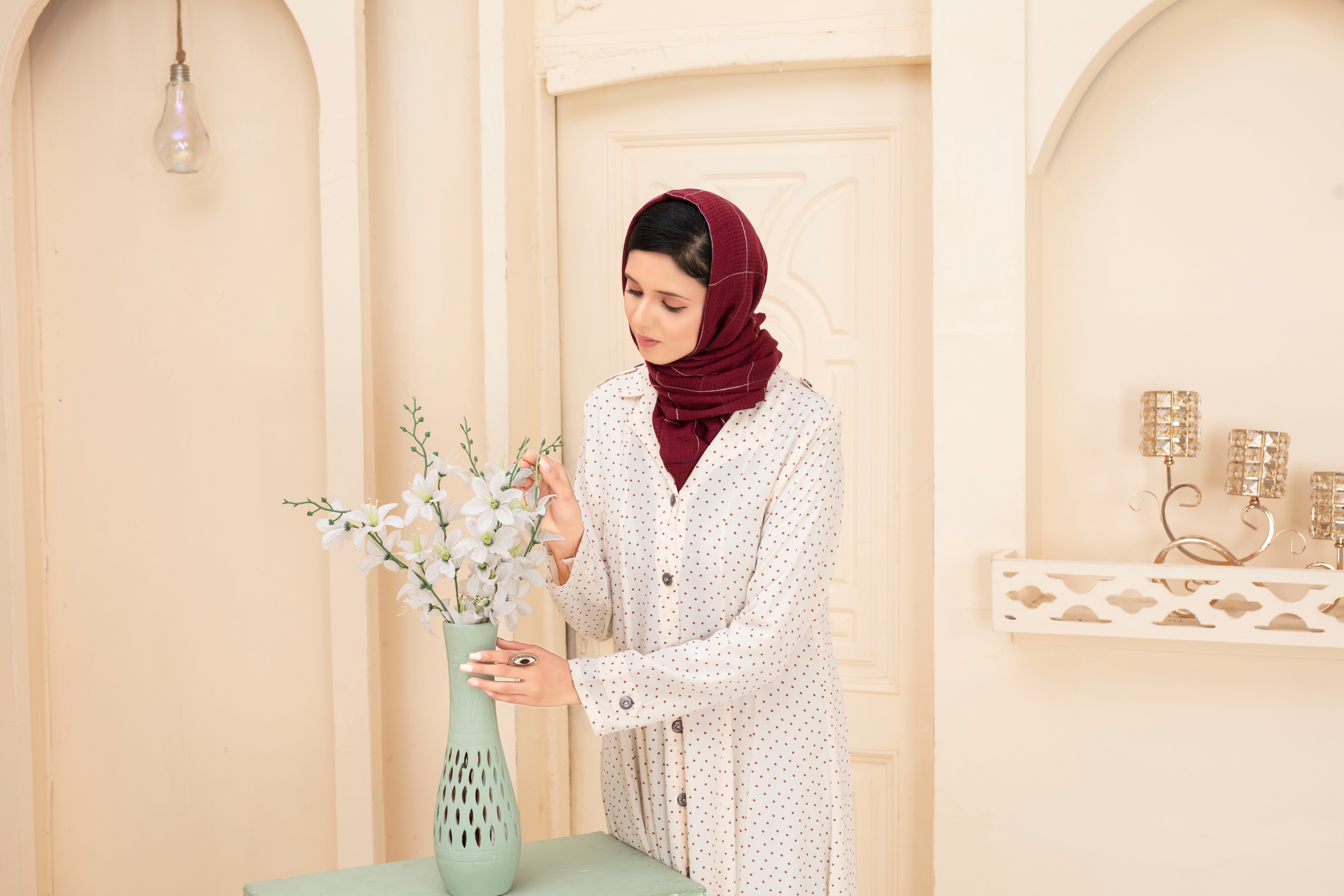Klassische Abaya im Hemd-Stil mit Tupfenmuster