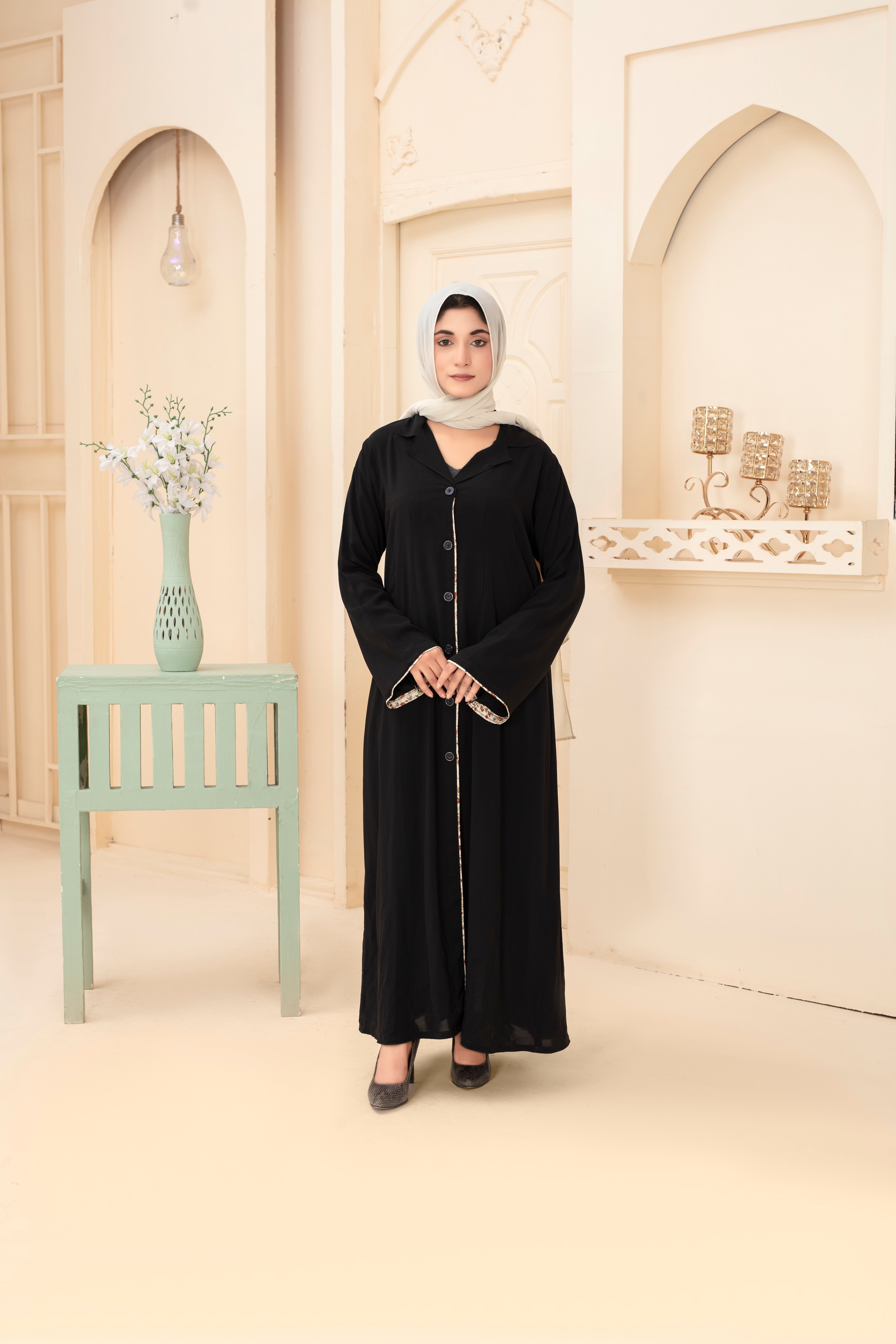 Klassische schwarze Abaya mit Knopfleiste und gemusterter Borte