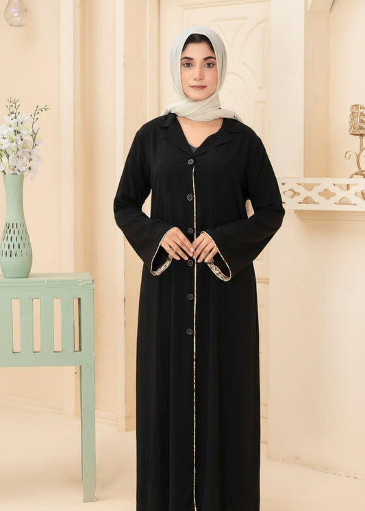 Klassische schwarze Abaya mit Knopfleiste und gemusterter Borte