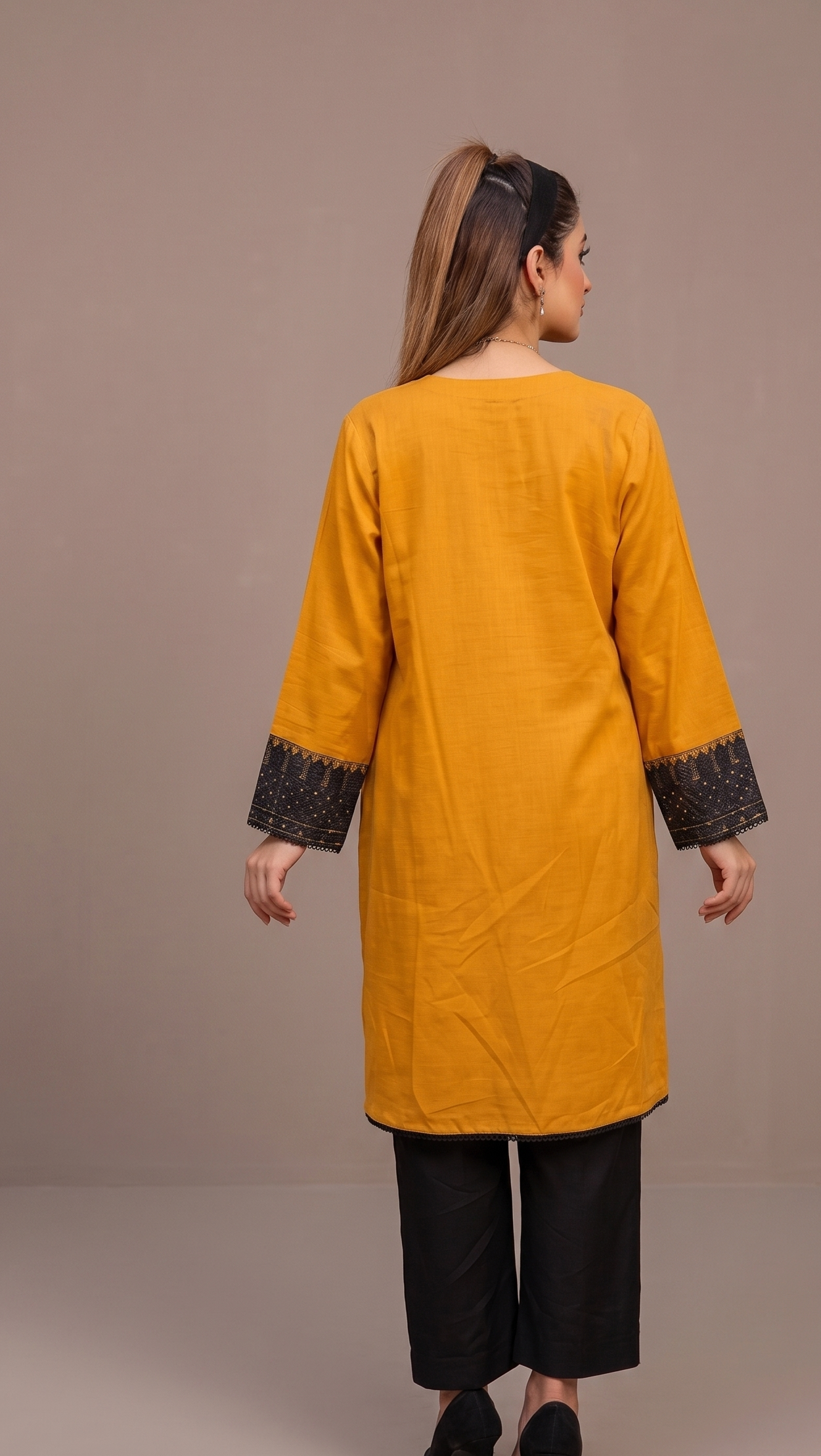 Senfgelbe Angrakha Kurti mit aufwendiger schwarzer Stickerei