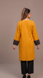 Senfgelbe Angrakha Kurti mit aufwendiger schwarzer Stickerei