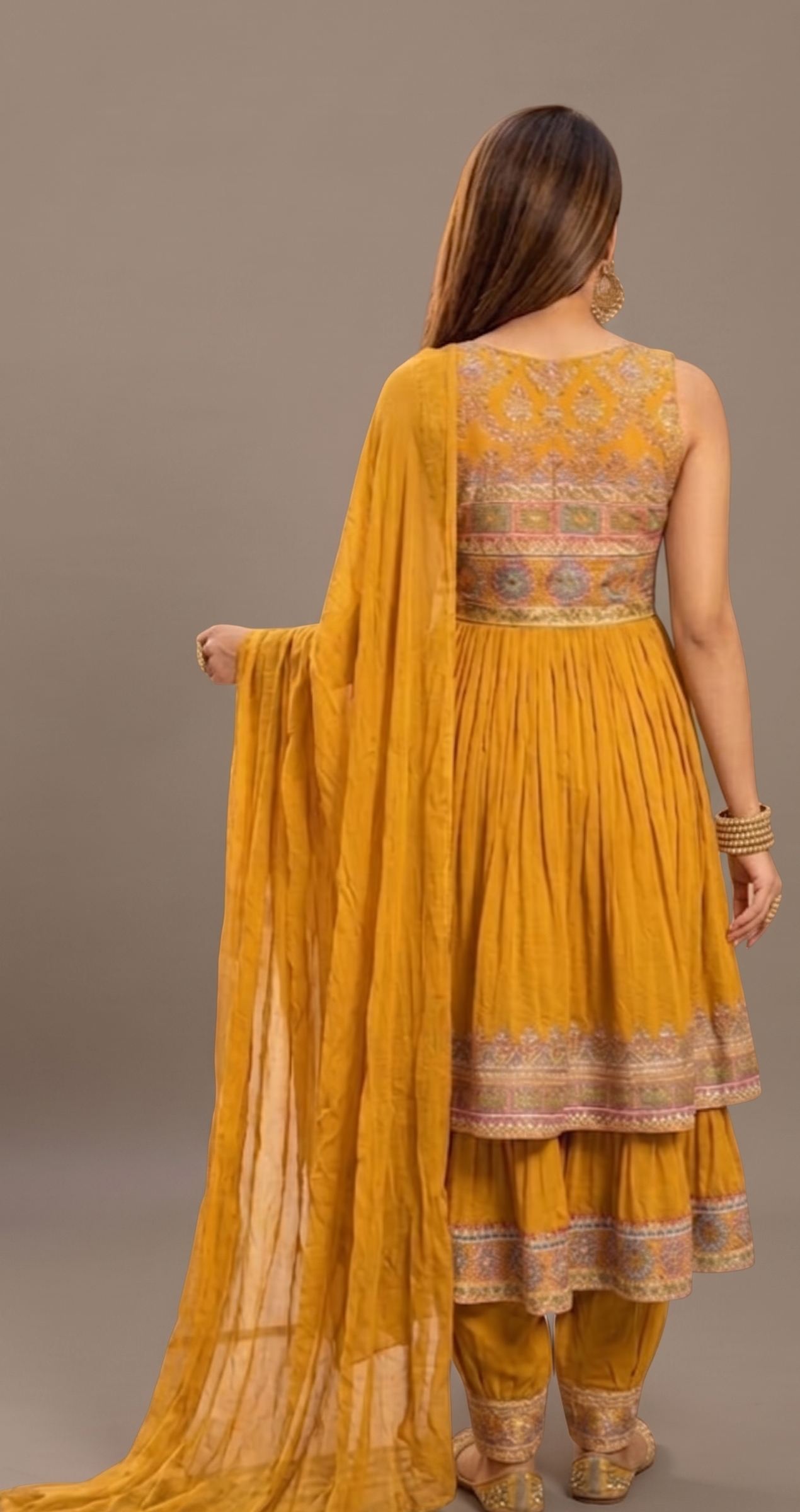 Goldfarbenes, gestuftes Sharara-Set mit traditioneller Phulkari-Stickerei