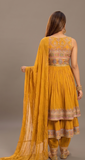 Goldfarbenes, gestuftes Sharara-Set mit traditioneller Phulkari-Stickerei