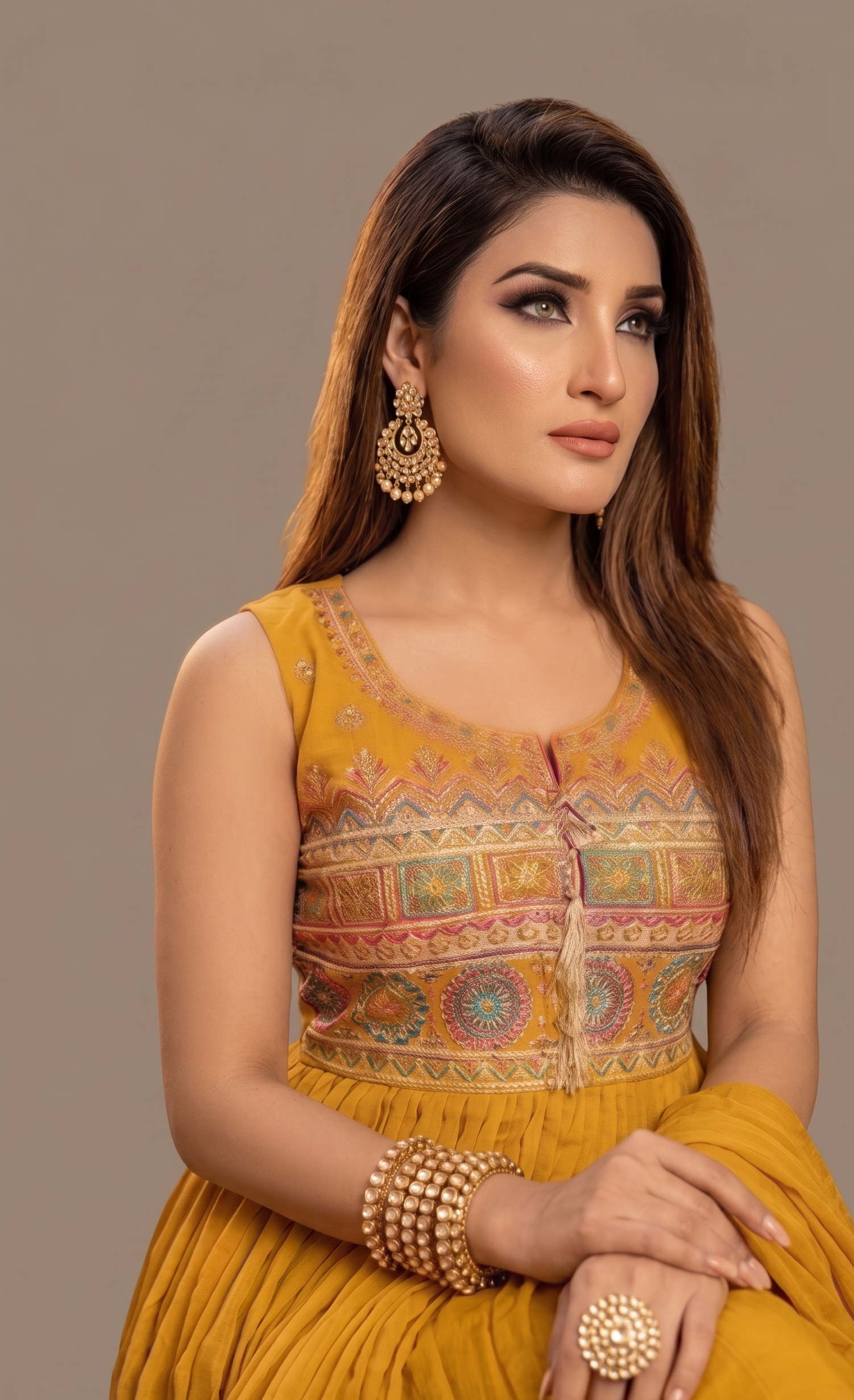 Goldfarbenes, gestuftes Sharara-Set mit traditioneller Phulkari-Stickerei