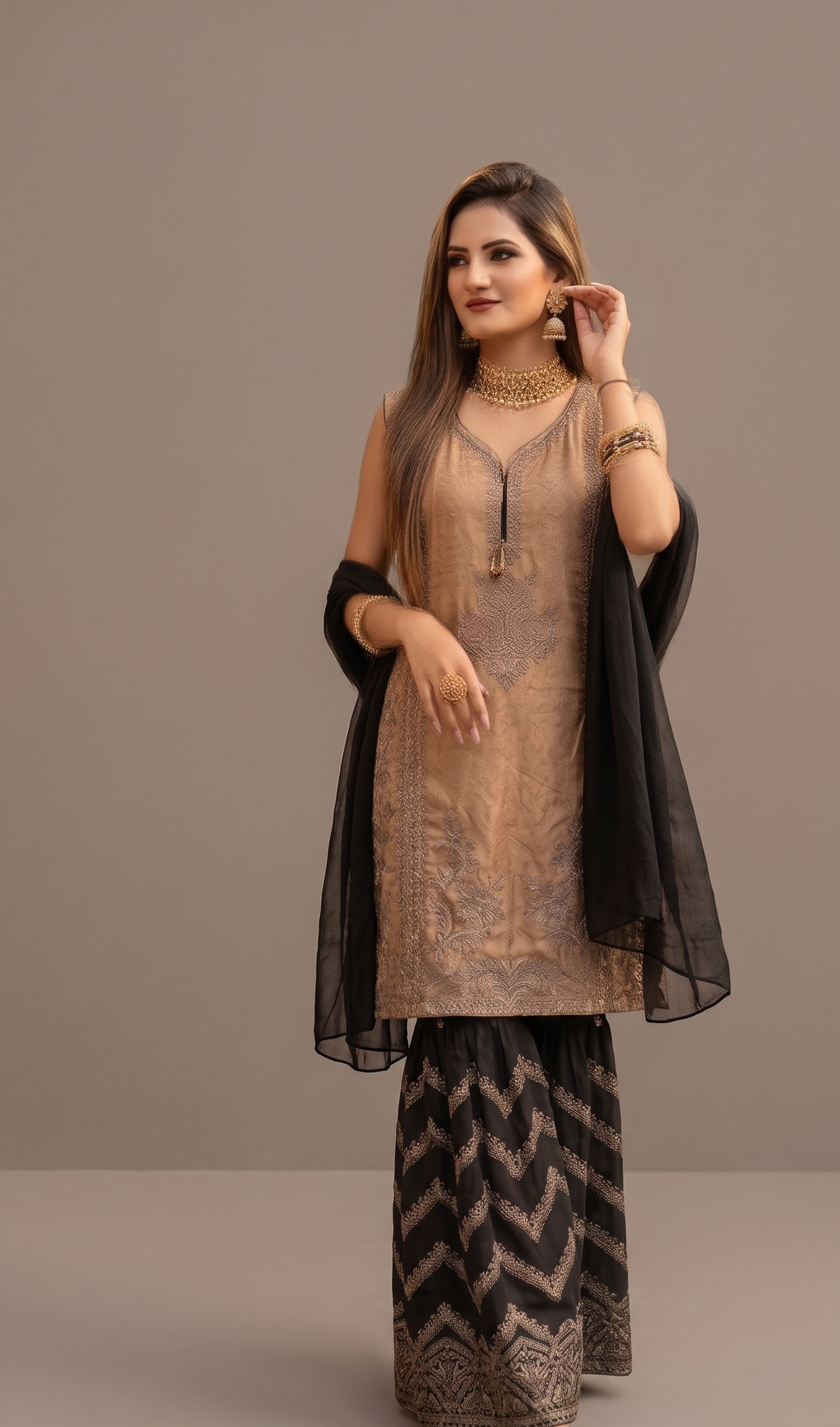 Elegantes Mocha- & Ebenholz-Gharara-Set mit Metallic-Stickerei