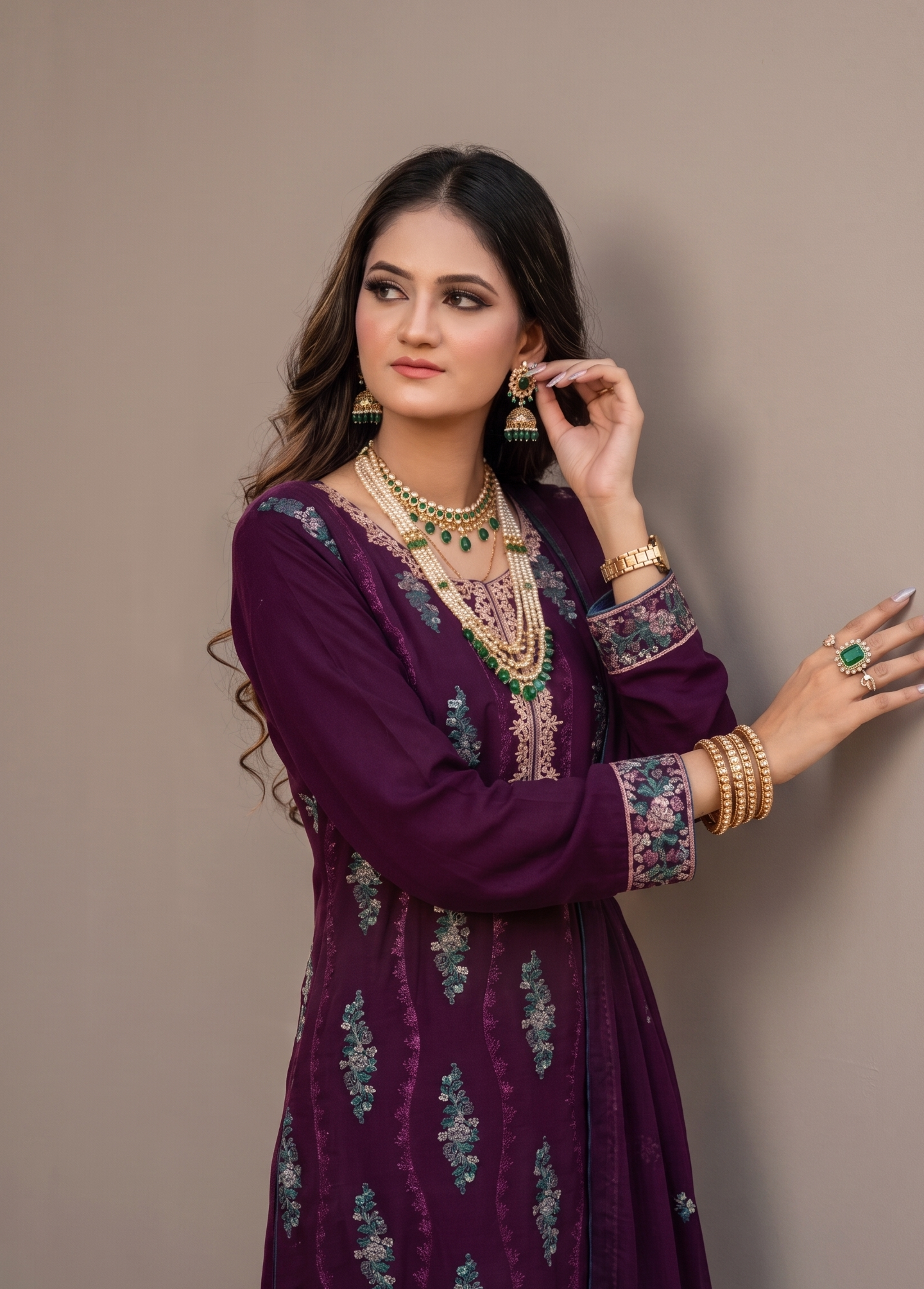Königsblaue bestickte Kurti mit Smaragdakzenten