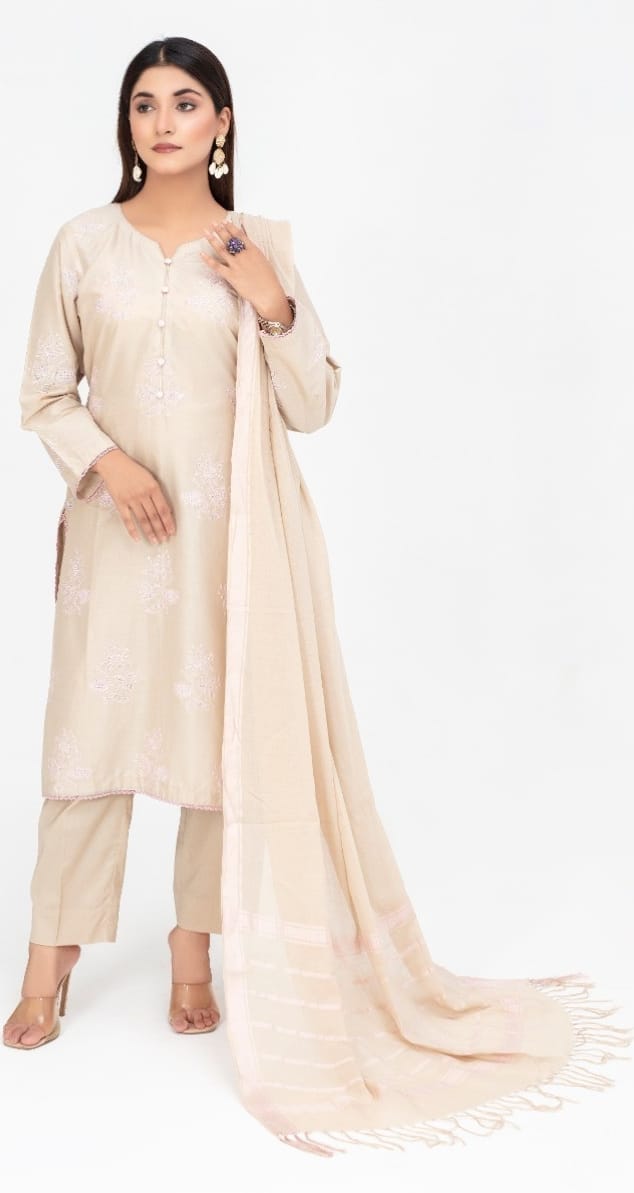 Costume en coton brodé beige et rose pastel