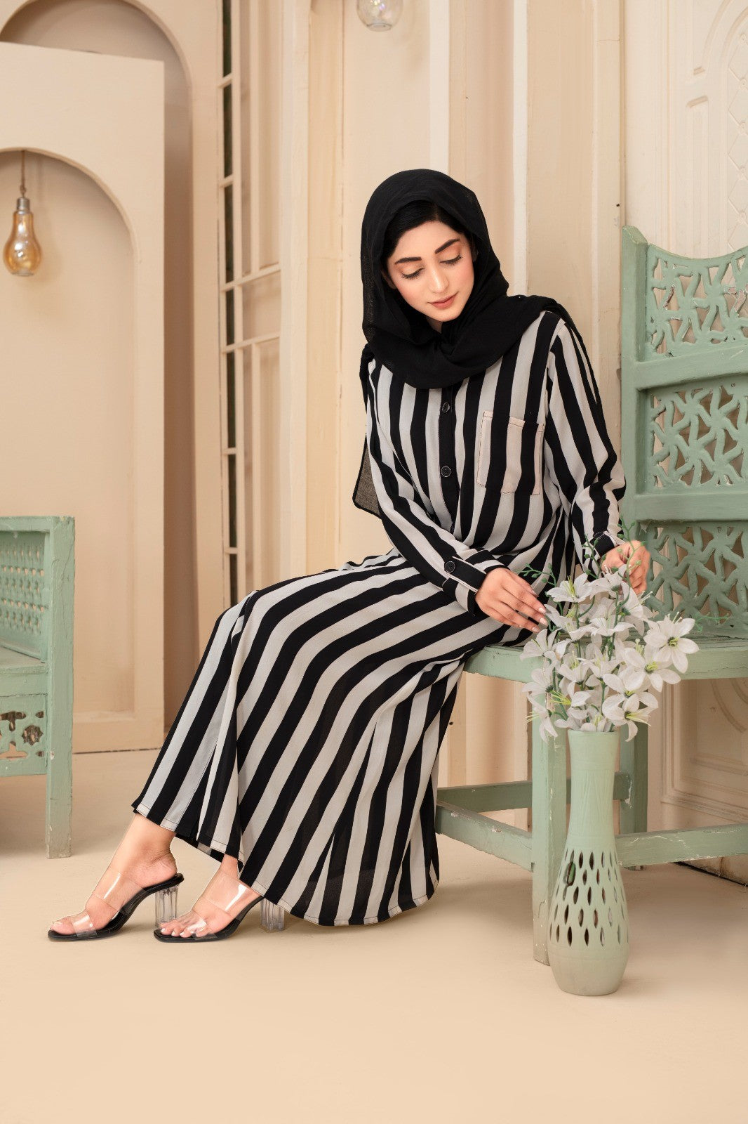 Monochrome vertikal gestreifte Button-Down-Burka
