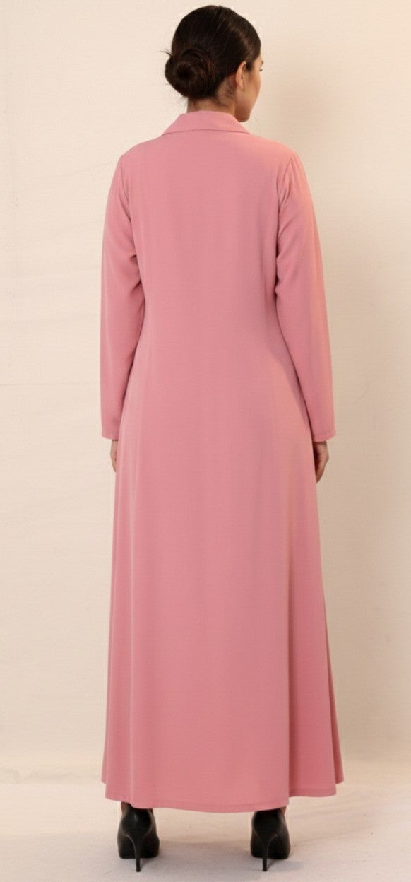 Blush-rosa Abaya im Mantel-Stil.