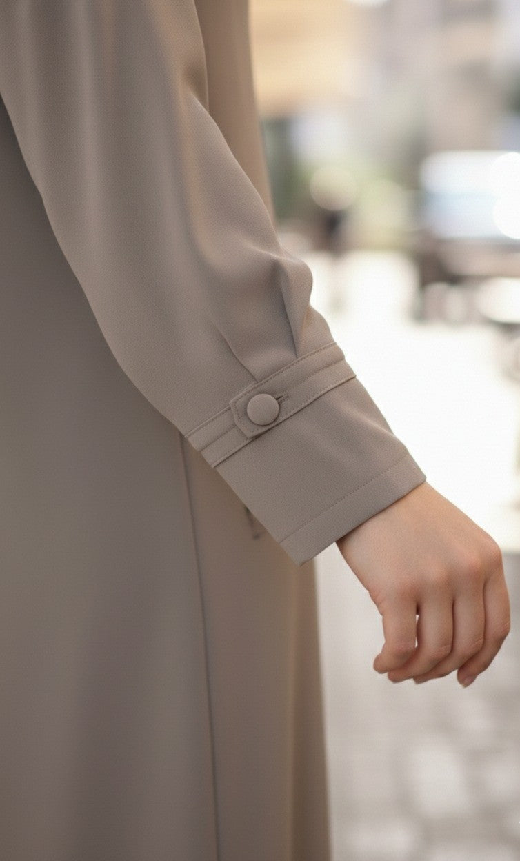 Der taupefarbene, minimalistische, plissierte Burka