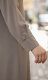 Der taupefarbene, minimalistische, plissierte Burka